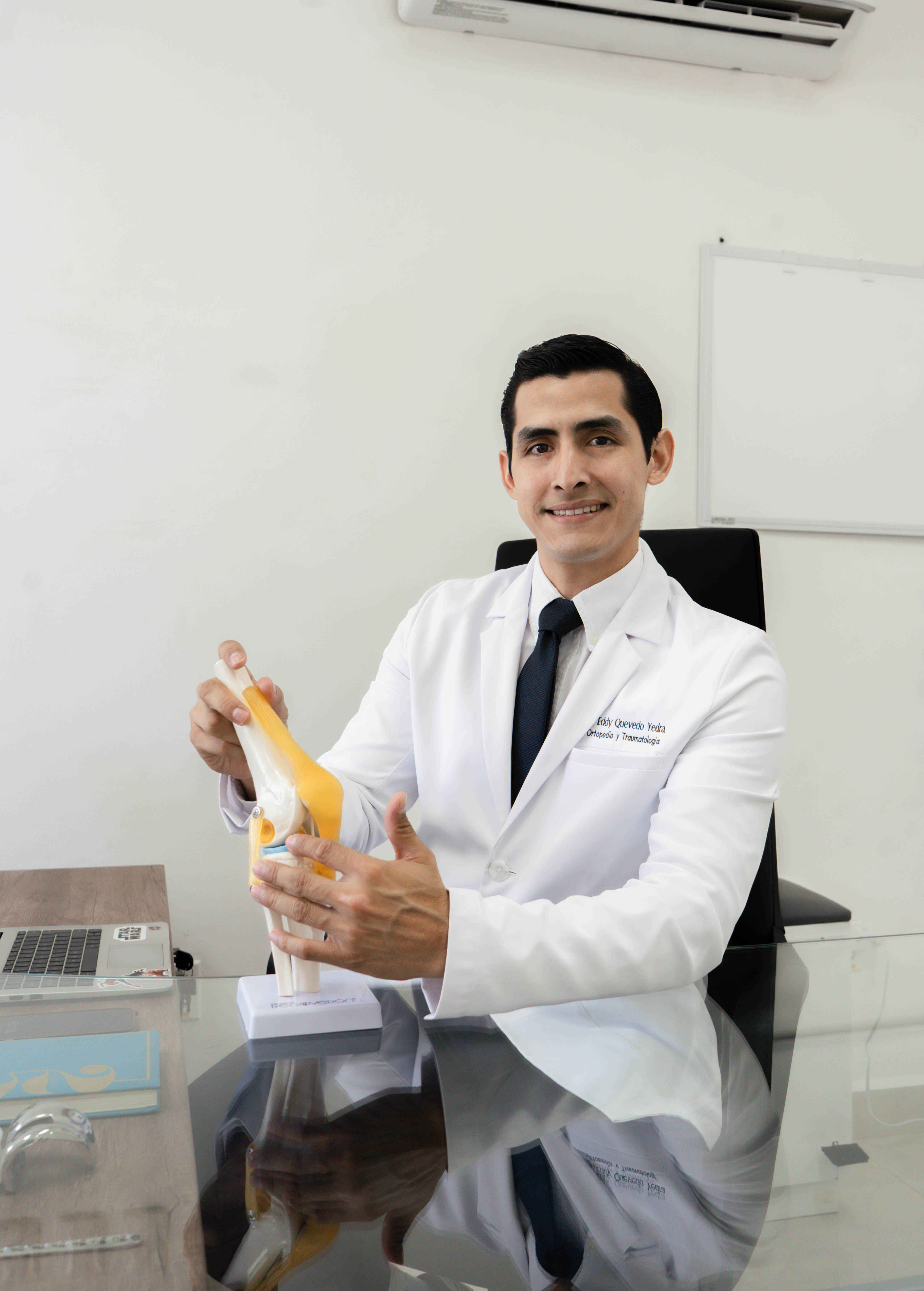 Dr. Eddy Quevedo Yedra en consulta
